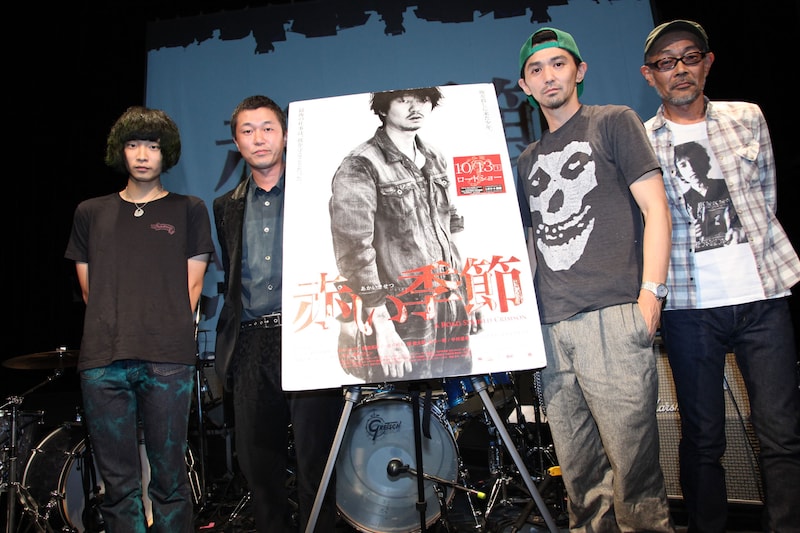 左から新居延遼明、新井浩文、村上淳、能野哲彦。(C)2012「赤い季節」製作委員会