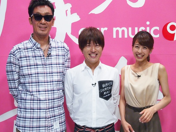 インタビュー収録後のコブクロと加藤綾子アナウンサー。