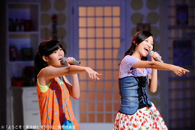 「Catch You Catch Me」を歌う荒川ちか、藤麻理亜（写真左から）。