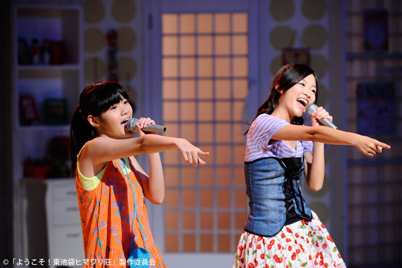 「Catch You Catch Me」を歌う荒川ちか、藤麻理亜（写真左から）。