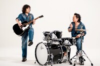 MANNISH BOYS「Dark is easy」のビデオクリップのワンシーン。