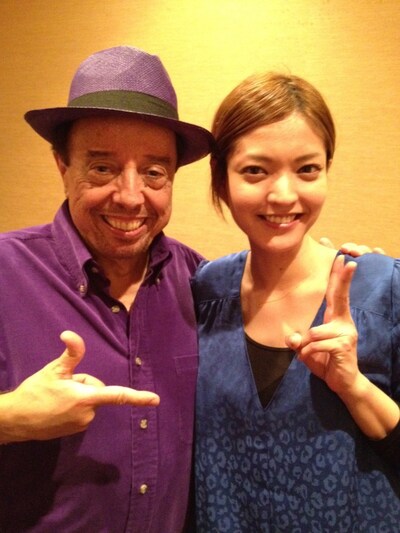 左からセルジオ・メンデス、沖樹莉亜。