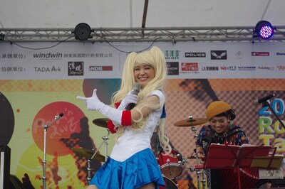 セーラームーンのおなじみのポーズをキメるもも（Vo）。