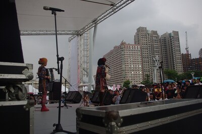 台湾の大型フェス「2012 Rock in Taichung Festival」出演時の様子。