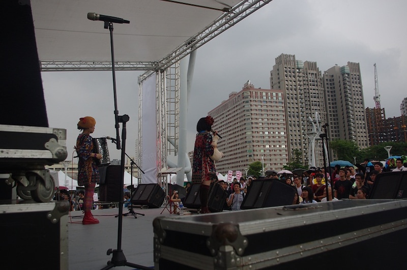 台湾の大型フェス「2012 Rock in Taichung Festival」出演時の様子。