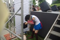 ライブ途中、ステージ袖でセーラームーンの衣装に着替えるもも（Vo）。