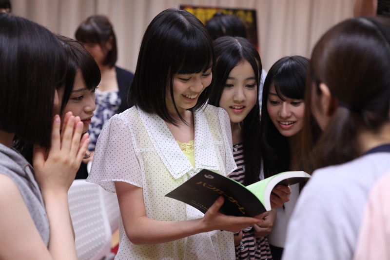 台本を見る生田絵梨花（写真中央）。(C) 2012 LIONS GATE FILMS INC. ALL RIGHTS RESERVED.