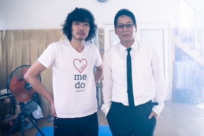 斉藤和義（写真左）と大杉蓮（右）。