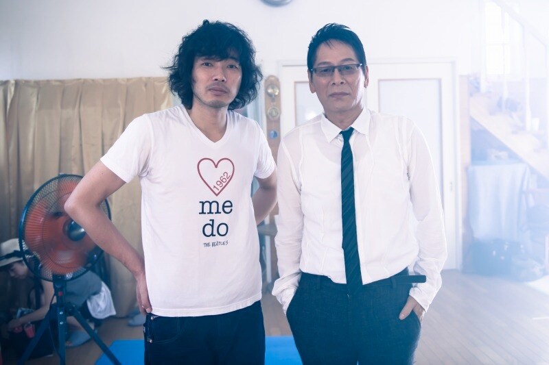 斉藤和義(写真左)と大杉蓮(右)。