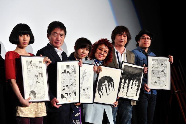 映画「アシュラ」の先行試写会舞台挨拶の登壇者。左から小南泰葉、島田敏、林原めぐみ、野沢雅子、平田広明、さとうけいいち。彼らが手に持っているのはジョージ秋山の原画。