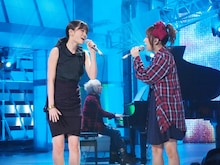 「右肩」を向き合って歌う前田敦子（写真左）と高橋みなみ（右）。