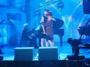 固い絆を感じさせるように抱き合う前田敦子（写真左）と高橋みなみ（右）。