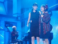 涙の多い高橋（写真右）に対し、前田（左）は終始笑顔を絶やさなかった。