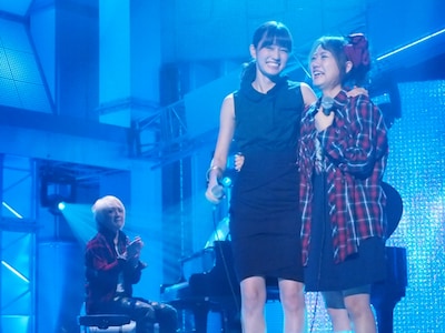 涙の多い高橋（写真右）に対し、前田（左）は終始笑顔を絶やさなかった。