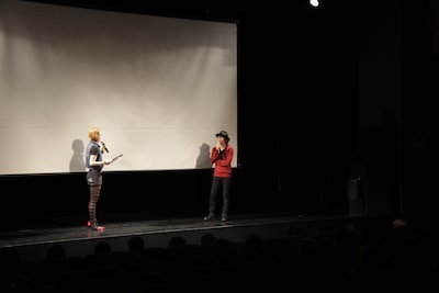 写真は試写会の様子。