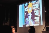 スクリーンに投影されているのは水本夏絵の幼少時の写真。