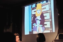 スクリーンに投影されているのは水本夏絵の幼少時の写真。