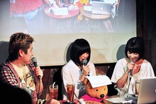 ファンからの的確な指示に感心し、アンケート用紙をじっくり読む転校生（写真中央）。