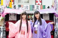 浅草演芸ホール前で記念撮影する桃黒亭ぷに丸（写真左）と桃黒亭なめんな（右）。