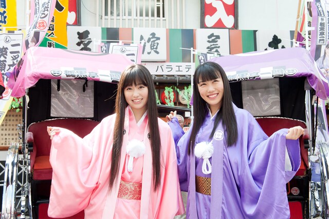 浅草演芸ホール前で記念撮影する桃黒亭ぷに丸（写真左）と桃黒亭なめんな（右）。