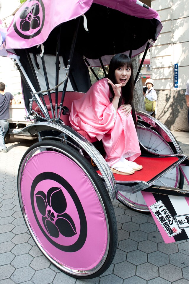人力車に乗ってごきげんの桃黒亭ぷに丸。