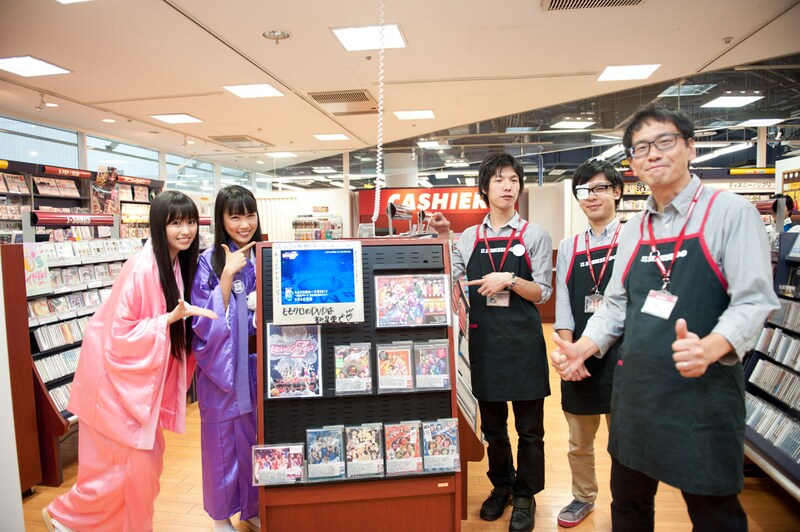 新星堂浅草店スタッフと記念撮影。