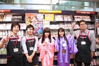 新星堂浅草店スタッフと記念撮影。