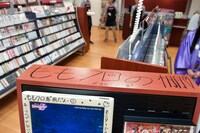ももクロ専用棚にされてしまった店内中央の陳列棚。
