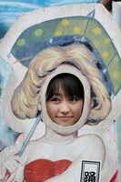 芸の神様、踊神の顔はめパネルでおどけるぷに丸。