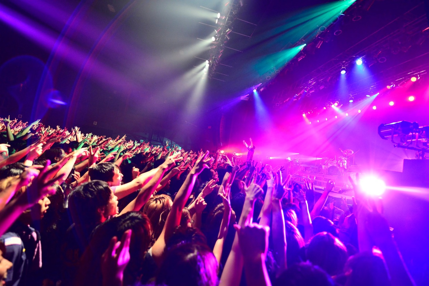 「ONE OK ROCK 2012 "The Beginning" TOUR」Zepp Nagoya公演の様子。