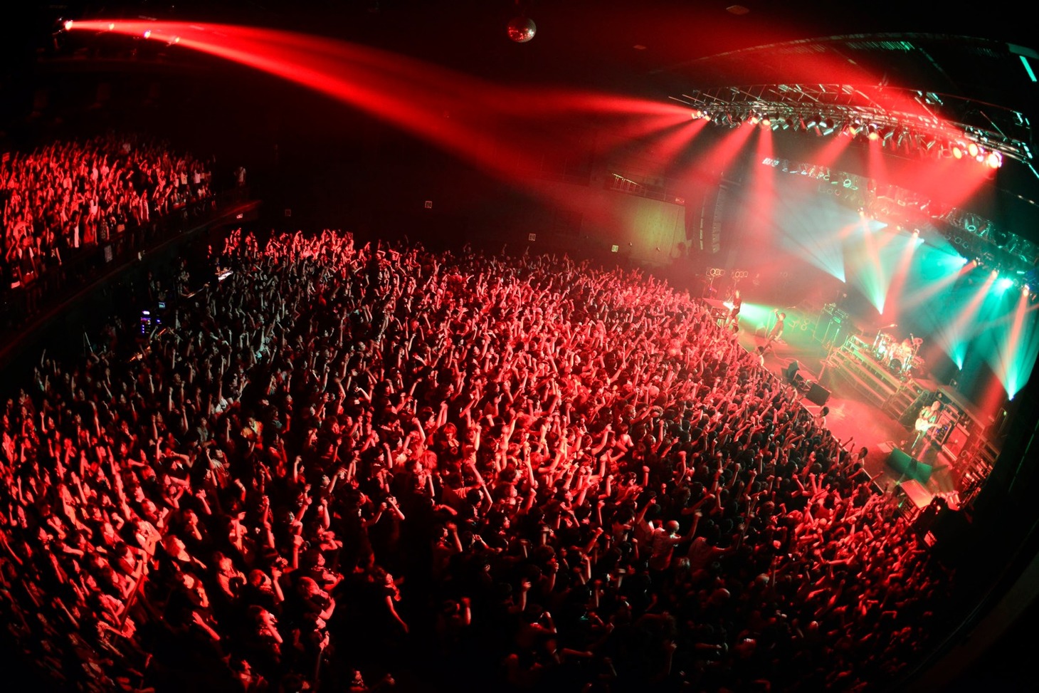 「ONE OK ROCK 2012 "The Beginning" TOUR」Zepp Nagoya公演の様子。