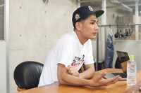 インタビューに答えるAKLO。