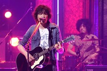 写真は斉藤和義によるスタジオライブのワンシーン。