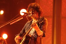 写真は斉藤和義によるスタジオライブのワンシーン。