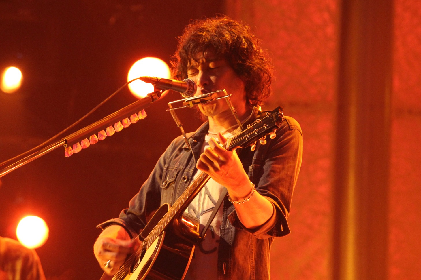 写真は斉藤和義によるスタジオライブのワンシーン。