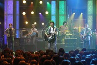 写真は斉藤和義によるスタジオライブのワンシーン。