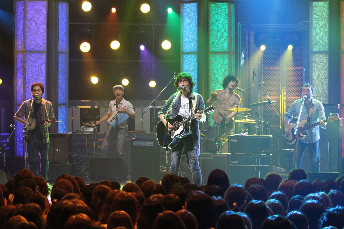 写真は斉藤和義によるスタジオライブのワンシーン。