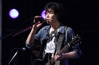 写真は斉藤和義によるスタジオライブのワンシーン。