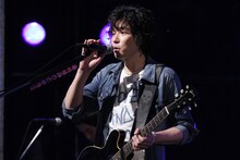 写真は斉藤和義によるスタジオライブのワンシーン。