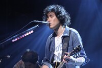 写真は斉藤和義によるスタジオライブのワンシーン。