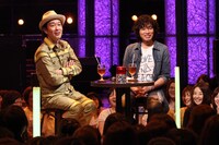 女性客から寄せられた悩み相談に答えるリリー・フランキー（写真左）と斉藤和義（右）。