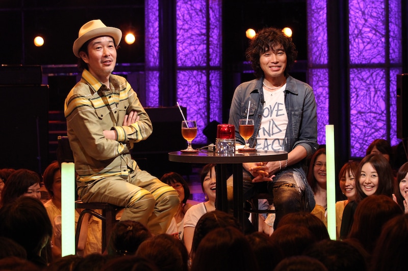 女性客から寄せられた悩み相談に答えるリリー・フランキー（写真左）と斉藤和義（右）。