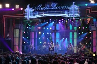 写真は斉藤和義によるスタジオライブのワンシーン。