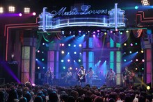 写真は斉藤和義によるスタジオライブのワンシーン。