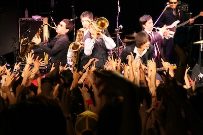 51歳を祝うステージにふさわしい迫力のパフォーマンスを見せた北原雅彦（写真中央）。（Photo by 西田樹）