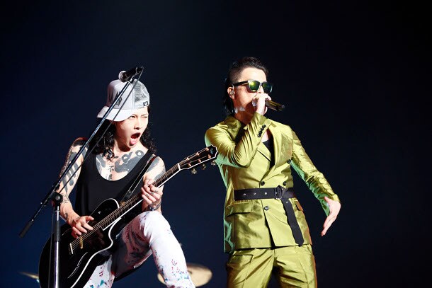 雅-MIYAVI-（写真左）とKREVA。