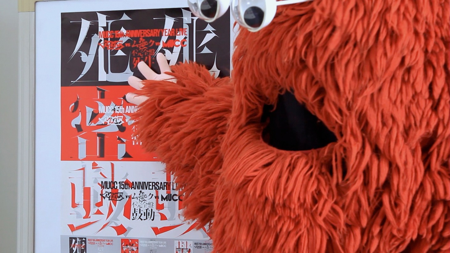 「-MUCC 15th Anniversary year Live -『MUCC vs ムック vs MUCC』不完全盤」について熱弁するムック。(C)フジテレビKIDS