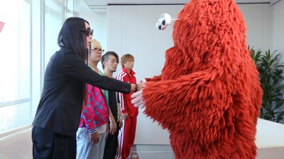 ムックとムックの共演が実現した「-MUCC 15th Anniversary year Live -『MUCC vs ムック vs MUCC』不完全盤」WEBスポットのヒトコマ。 (C)フジテレビKIDS