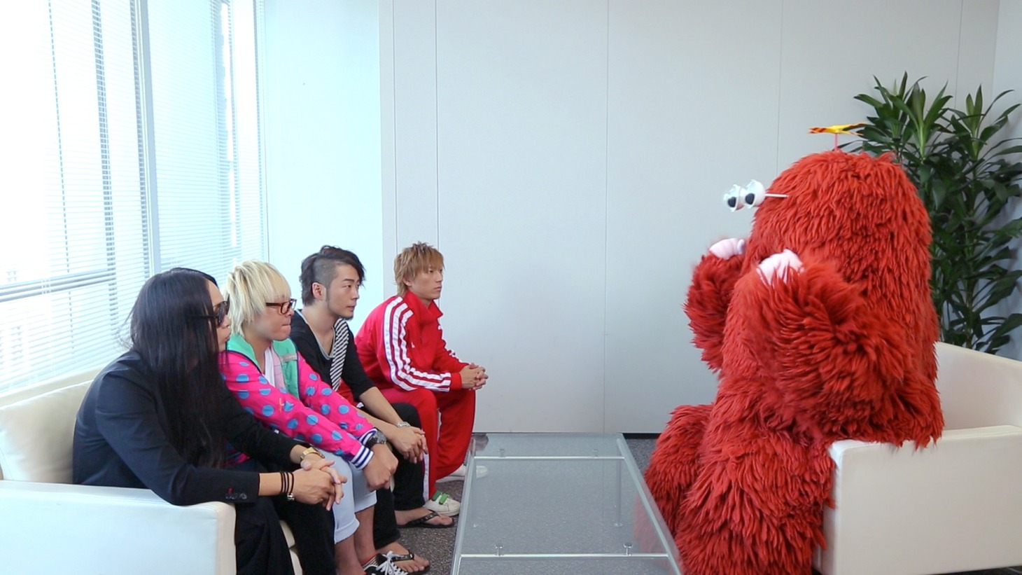 バンドの今後の方向性についてレクチャーを受けるムックの4人。 (C)フジテレビKIDS