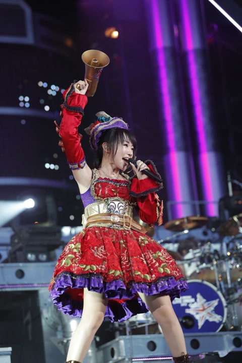 拡声器を使ったパフォーマンスで「Bring it on!」を熱唱する水樹奈々（写真：上飯坂一）。